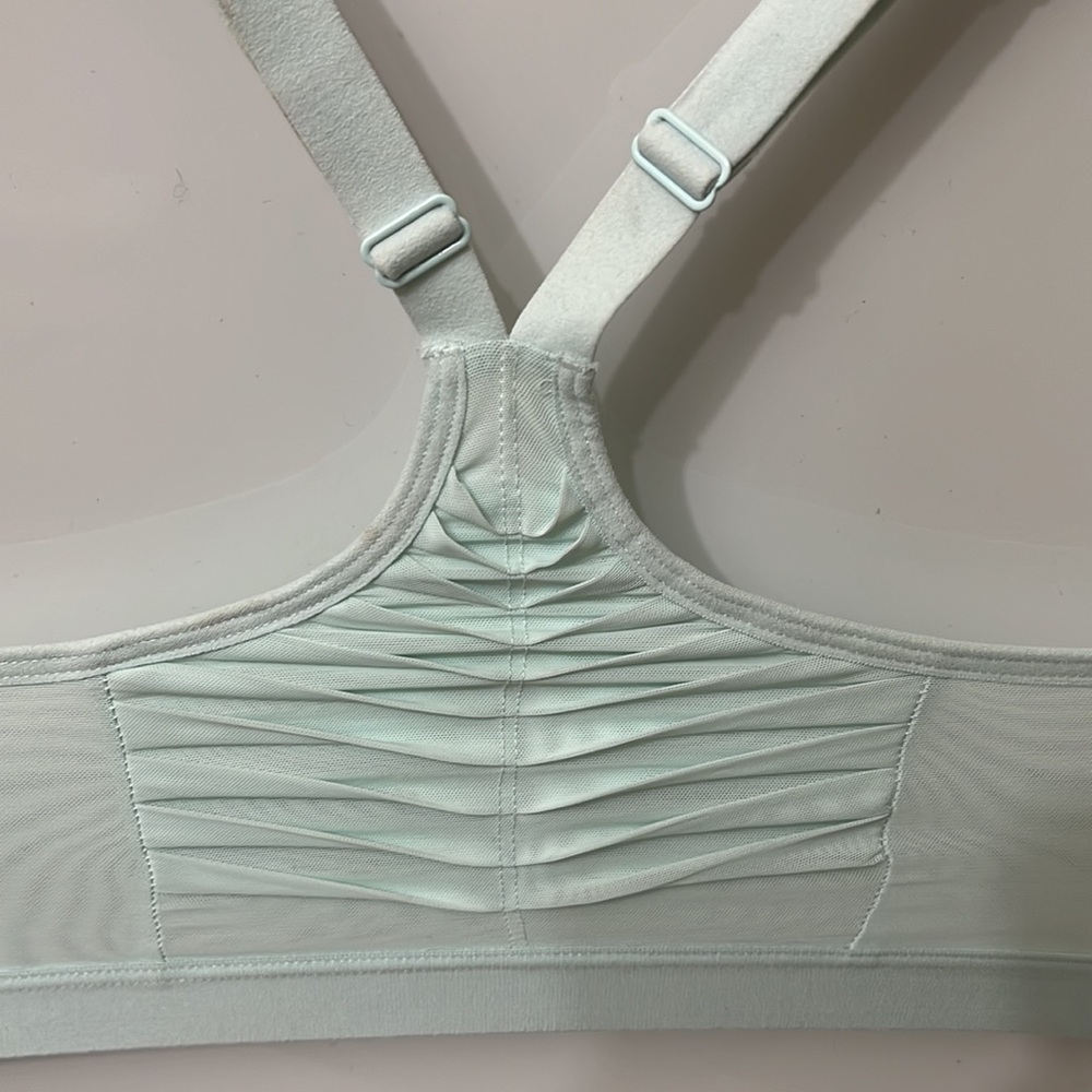 Victoriaβs Secret Sport Bra, 32D